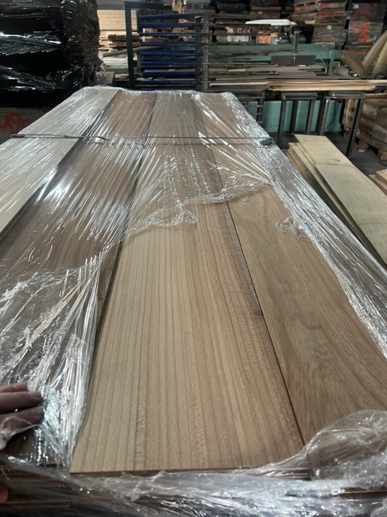 Iepenhout, iepen planken, iepen balken, iepen schaaldelen, iepen wortelhout, iepen wortelnoot, iepen tafelblad, gedroogd iepenhout, gestoomd iepenhout, stadshout, iepen collectie, Ulmeholz, Ulme, Rüstern, Rüsterholz, Ulmenbohlen, Ulmenbretter, Ulmenmaser, Ulmenmaserholz, Ulmentisch, gedämpfte Ulme, kammergetrocknet, Elm wood, Elmwood, Elm lumber, Elm planks, Elm slabs, Elm boards, Elm burl, Elm root, Steamed elm, Kiln dried elm, Urban wood, Bois d'orme, Orme, Plateaux d'orme, Planches d'orme, Loupe d'orme, Orme étuvé, Orme séché, Bois d'orme massif, Madera de olmo, Olmo, Tablones de olmo, Raíz de olmo, Olmo vaporizado, Olmo seco, Legno di olmo, Olmo, Tavole di olmo, Radica di olmo, Olmo evaporato, Olmo essiccato.