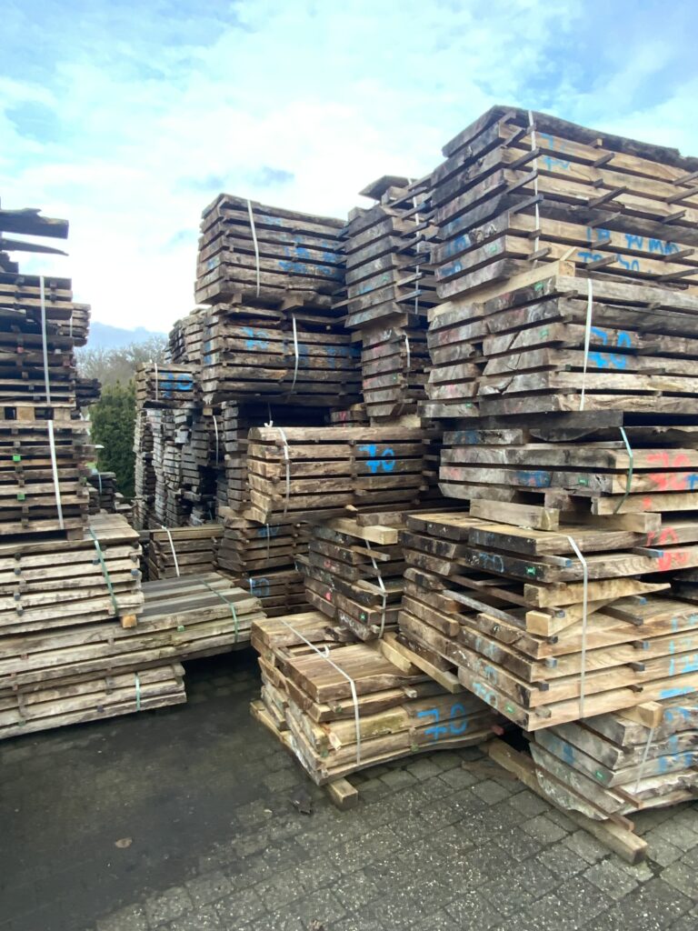Iepenhout, iepen planken, iepen balken, iepen schaaldelen, iepen wortelhout, iepen wortelnoot, iepen tafelblad, gedroogd iepenhout, gestoomd iepenhout, stadshout, iepen collectie, Ulmeholz, Ulme, Rüstern, Rüsterholz, Ulmenbohlen, Ulmenbretter, Ulmenmaser, Ulmenmaserholz, Ulmentisch, gedämpfte Ulme, kammergetrocknet, Elm wood, Elmwood, Elm lumber, Elm planks, Elm slabs, Elm boards, Elm burl, Elm root, Steamed elm, Kiln dried elm, Urban wood, Bois d'orme, Orme, Plateaux d'orme, Planches d'orme, Loupe d'orme, Orme étuvé, Orme séché, Bois d'orme massif, Madera de olmo, Olmo, Tablones de olmo, Raíz de olmo, Olmo vaporizado, Olmo seco, Legno di olmo, Olmo, Tavole di olmo, Radica di olmo, Olmo evaporato, Olmo essiccato, d'orme de louple, Rüster.