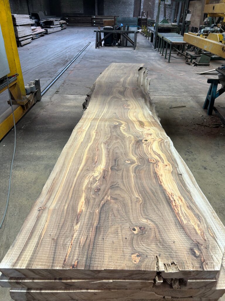 Iepenhout, iepen planken, iepen balken, iepen schaaldelen, iepen wortelhout, iepen wortelnoot, iepen tafelblad, gedroogd iepenhout, gestoomd iepenhout, stadshout, iepen collectie, Ulmeholz, Ulme, Rüstern, Rüsterholz, Ulmenbohlen, Ulmenbretter, Ulmenmaser, Ulmenmaserholz, Ulmentisch, gedämpfte Ulme, kammergetrocknet, Elm wood, Elmwood, Elm lumber, Elm planks, Elm slabs, Elm boards, Elm burl, Elm root, Steamed elm, Kiln dried elm, Urban wood, Bois d'orme, Orme, Plateaux d'orme, Planches d'orme, Loupe d'orme, Orme étuvé, Orme séché, Bois d'orme massif, Madera de olmo, Olmo, Tablones de olmo, Raíz de olmo, Olmo vaporizado, Olmo seco, Legno di olmo, Olmo, Tavole di olmo, Radica di olmo, Olmo evaporato, Olmo essiccato.